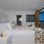 2 Bedroom Private Indoor Outdoor Pool And Jakuzzi *